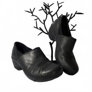 PATAGONIA Matte Black Leather Slip On Clog Platform Block Heel Comfort Shoe